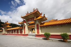 sam-poh-temple-gate